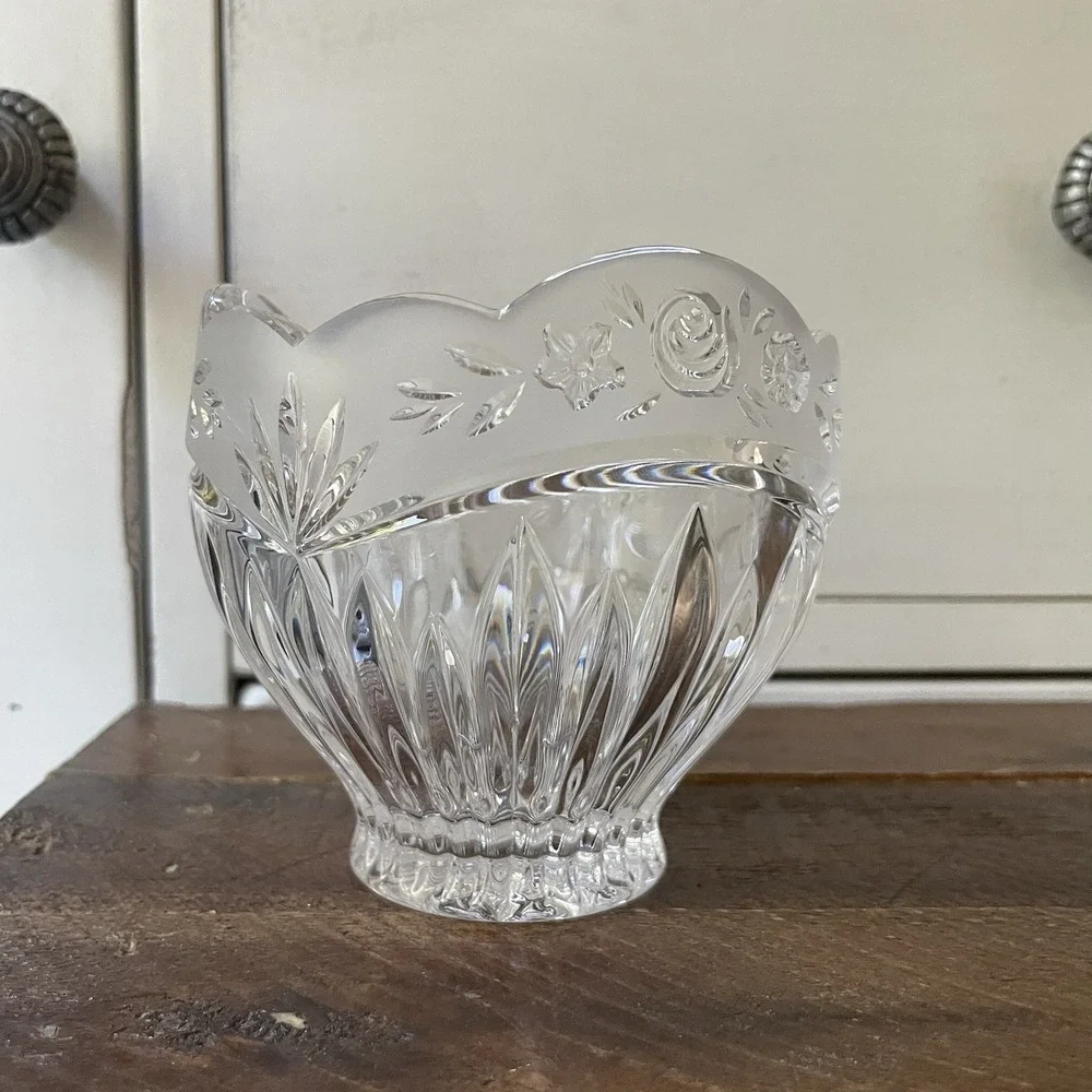 Oneida Southern Garden Crystal Candy Dish Frosted‎ Rose Design Table Decor Nice!